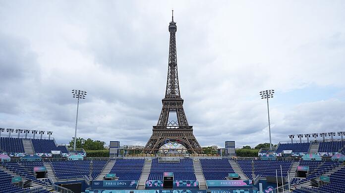 Die Beach-Volleyball-Wettbewerbe bei Olympia werden vor dem Eiffelturm ausgetragen.