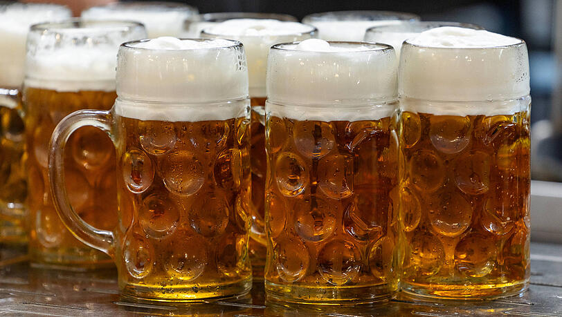 Ein klassischer Anblick in Bayern: Mehrere Ma&szlig; Bier stehen bei einem Volksfest bereit.