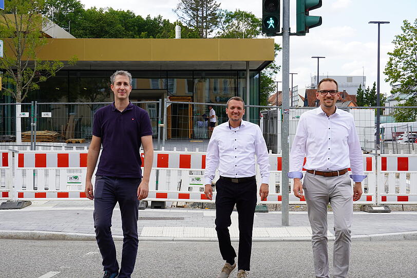 Peter Rei&szlig; (r.) geht an der neuen Ampel &uuml;ber die Stra&szlig;e. Im Hintergrund ist das Goldschl&auml;ger-Motiv in Gr&uuml;n zu sehen, das so manchen an einen "Axtm&ouml;rder" erinnert.