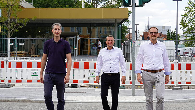 Peter Rei&szlig; (r.) geht an der neuen Ampel &uuml;ber die Stra&szlig;e. Im Hintergrund ist das Goldschl&auml;ger-Motiv in Gr&uuml;n zu sehen, das so manchen an einen "Axtm&ouml;rder" erinnert.