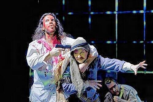 Auf dem biblischen Terrorlaufsteg: die Nürnberger Inszenierung von &bdquo;Samson und Dalila&ldquo; &ndash; Szene mit Andrea Caré (Samson) und Vladislav Solodyagin (Abilmelech).