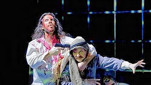 Auf dem biblischen Terrorlaufsteg: die Nürnberger Inszenierung von „Samson und Dalila“ – Szene mit Andrea Caré (Samson) und Vladislav Solodyagin (Abilmelech). Auf dem biblischen Terrorlaufsteg: die Nürnberger Inszenierung von „Samson und Dalila“ – Szene mit Andrea Caré (Samson) und Vladislav Solodyagin (Abilmelech).