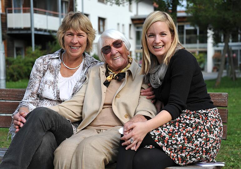 Hatten viel Spaß beim Interview: Kreszenz Rehak (97, M.), Vize-Pflegedienstleiterin Doris Viernstein (l.) und AZ-Redakteurin Vanessa Assmann. Foto: Gregor Feindt