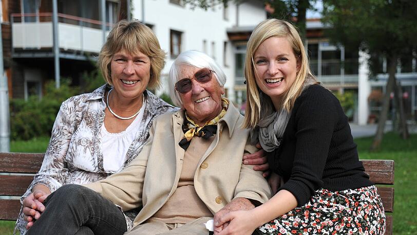 Hatten viel Spaß beim Interview: Kreszenz Rehak (97, M.), Vize-Pflegedienstleiterin Doris Viernstein (l.) und AZ-Redakteurin Vanessa Assmann. Foto: Gregor Feindt Hatten viel Spaß beim Interview: Kreszenz Rehak (97, M.), Vize-Pflegedienstleiterin Doris Viernstein (l.) und AZ-Redakteurin Vanessa Assmann. Foto: Gregor Feindt