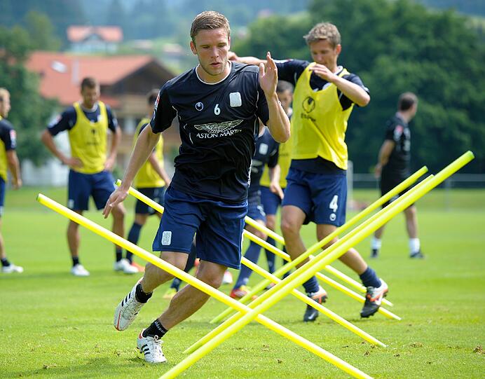 Sprinten, flanken, schießen: So hart arbeiten die Löwen im Trainingslager.