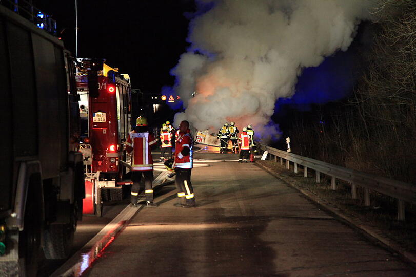Ein Reisebus aus den Niederlanden steht auf der A8 in Richtung München in Flammen. Die Bilder vom Feuerwehreinsatz.