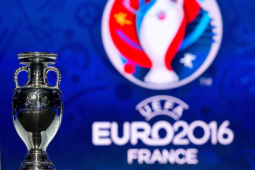 Der Pokal steht schon mal bereit: In Paris werden am Samstag die Vorrundengruppen für die Euro 2016 ausgelost.