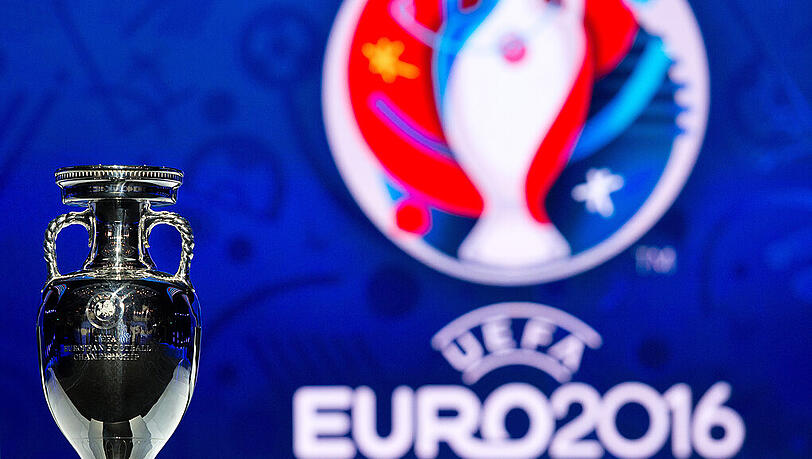 Der Pokal steht schon mal bereit: In Paris werden am Samstag die Vorrundengruppen für die Euro 2016 ausgelost. Der Pokal steht schon mal bereit: In Paris werden am Samstag die Vorrundengruppen für die Euro 2016 ausgelost.