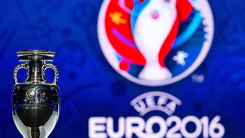 Der Pokal steht schon mal bereit: In Paris werden am Samstag die Vorrundengruppen für die Euro 2016 ausgelost.