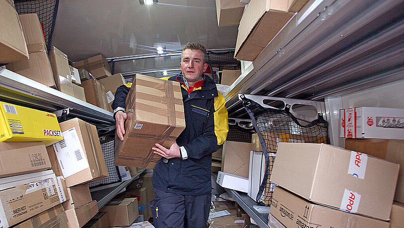 Paketdienste lieferten 2013 in Deutschland mehr Sendungen aus als jemals zuvor. Für die Rücksendung gilt eine neue EU-Richtlinie. Die Händler können die Kosten auf die Kunden abwälzen. Paketdienste lieferten 2013 in Deutschland mehr Sendungen aus als jemals zuvor. Für die Rücksendung gilt eine neue EU-Richtlinie. Die Händler können die Kosten auf die Kunden abwälzen.