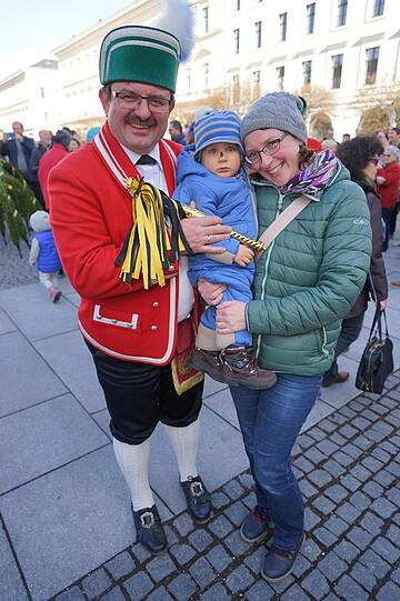 Laube, Kreuz, Schlange und Krone - das sind nur einige der Formationen, die die Schäffler auf Lager haben. Hier die Bilder vom traditionellen Tanz am Marienplatz vor Oberbürgermeister Dieter Reiter und später am Wittelsbacherplatz.