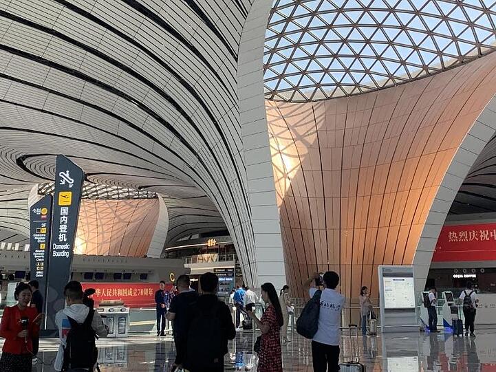 Der Flughafen wurde von der 2016 gestorbenen irakischen Architektin Zaha Hadid und ihren chinesischen Partnern entworfen, hat organische Formen und viel natürliches Licht.
