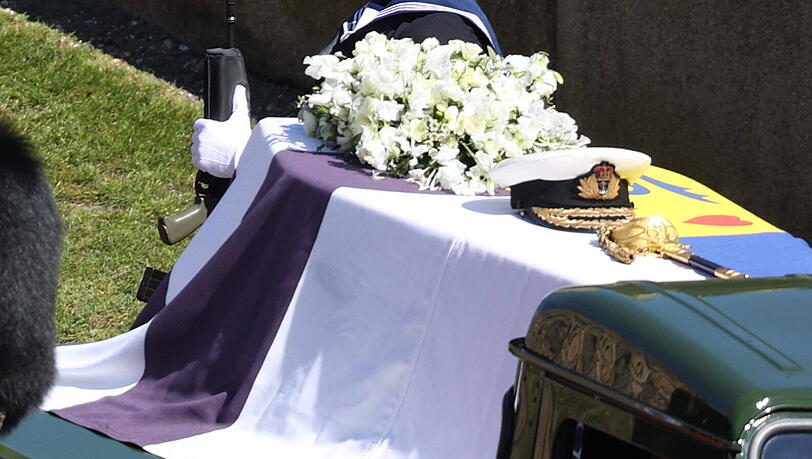 Auf Philips Sarg liegen Marinemütze und sein Schwert. Die Queen verfasste einen Brief, der in den weißen Lilien steckt. Auf Philips Sarg liegen Marinemütze und sein Schwert. Die Queen verfasste einen Brief, der in den weißen Lilien steckt.