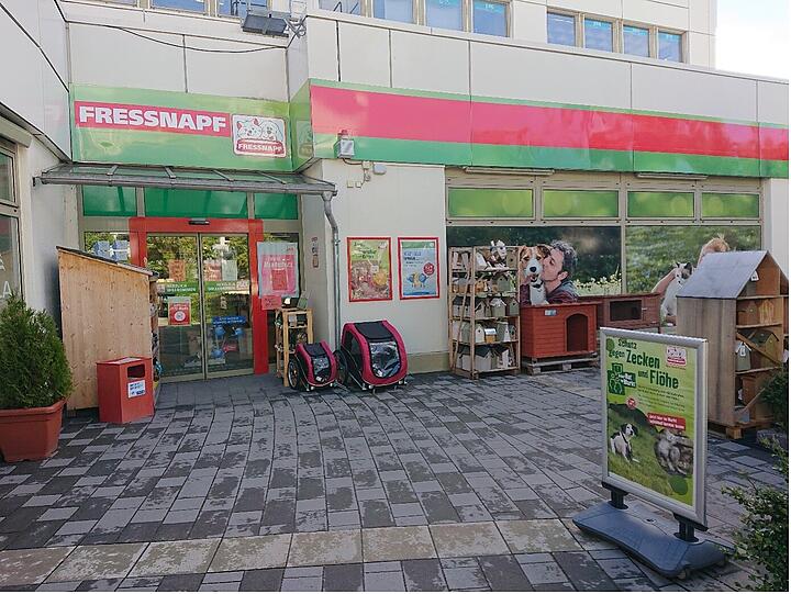 Der Fressnapf in der Kistlerhofstraße in München Sendling ist der Innenstadt Markt, wenn es um Ihre vierbeinigen, geschuppten oder gefiederten Lieblinge geht. Unser BARF Shop ist voll bestückt mit Tiefkühlartikeln oder Nahrungsergänzung – alles was Ihr 4-Beiniger Liebling benötigt. Unsere freundlichen Mitarbeiter die ein entsprechendes umfangreiches Wissen über die Produkte haben beraten Sie gerne.
Ab Juli 2023 bauen wir während des laufenden Betriebes um und eröffnen diesen Markt im August 2023 neu.