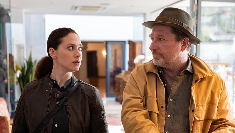 "Die Toten von Salzburg: Süsses Gift": Irene Russmeyer (Fanny Krausz) und Hubert Mur (Michael Fitz) ermitteln im Hotel.