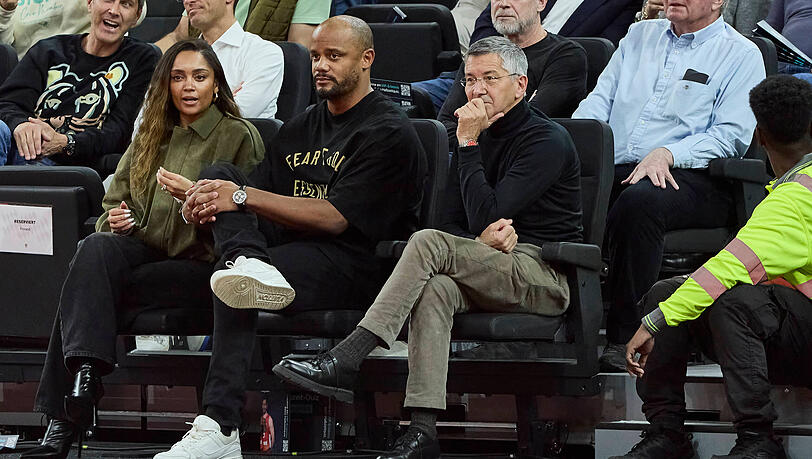 Großer Upamecano-Förderer: Trainer Vincent Kompany (M.). Großer Upamecano-Förderer: Trainer Vincent Kompany (M.).