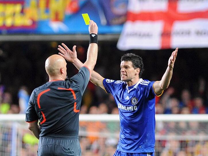schiedsrichter Tom Ovrebo zeigt Michael Ballack  die Gelbe Karte.