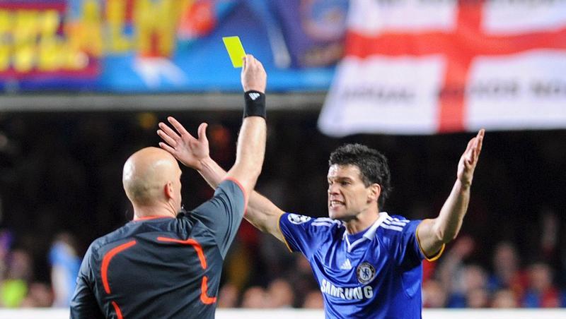 schiedsrichter Tom Ovrebo zeigt Michael Ballack die Gelbe Karte. schiedsrichter Tom Ovrebo zeigt Michael Ballack die Gelbe Karte.