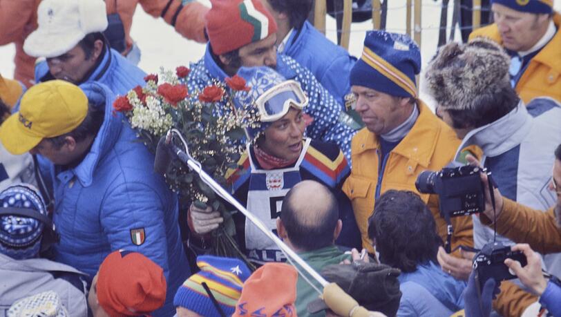 Rosen f&uuml;r die Rosi: Auch nach dem Gold im Slalom gab&rsquo;s nat&uuml;rlich Blumen f&uuml;r Deutschlands neuen Ski-Superstar (r. Coach Klaus Mayr).