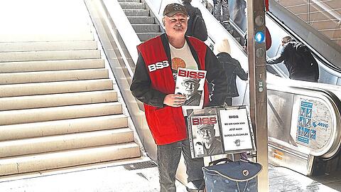 Hier steht Straßenzeitungs-Händler Dirk Schuchardt regelmäßig an der Rolltreppe, die am Stachus nach oben führt. Hier steht Straßenzeitungs-Händler Dirk Schuchardt regelmäßig an der Rolltreppe, die am Stachus nach oben führt.