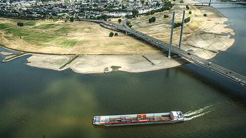 Niedrigwasser in D&uuml;sseldorf. Wenn wenig Wasser im Rhein flie&szlig;t, k&ouml;nnen die Binnenschiffe auch weniger Ladung transportieren.