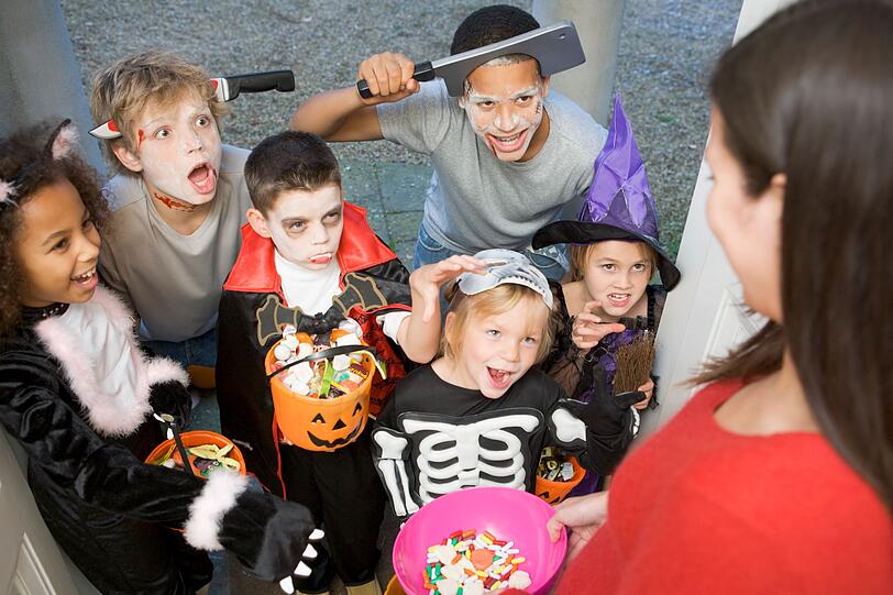 Besonders die Kinder lieben Halloween wegen dieser Tradition: "Trick or treat" - oder auf Deutsch "Süßes, sonst gibt's Saures!". In ihren Kostümen wandern die Kleinen von Tür zu Tür und drohen mit unfassbaren Taten, sollten sie keine Süßigkeiten bekommen: Konfetti im Briefkasten, Klopapier ums Haus oder Zahnpasta an der Türklinke sind (un-)beliebte Strafen. Besonders die Kinder lieben Halloween wegen dieser Tradition: "Trick or treat" - oder auf Deutsch "Süßes, sonst gibt's Saures!". In ihren Kostümen wandern die Kleinen von Tür zu Tür und drohen mit unfassbaren Taten, sollten sie keine Süßigkeiten bekommen: Konfetti im Briefkasten, Klopapier ums Haus oder Zahnpasta an der Türklinke sind (un-)beliebte Strafen.