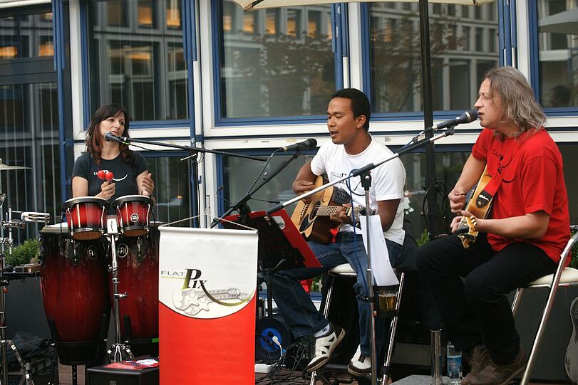 Drei Stimmen, viele Instrumente: Erika Langone, Teguh Arifianto und Martin Mudrich musizieren im Innenhof der Abendzeitung.