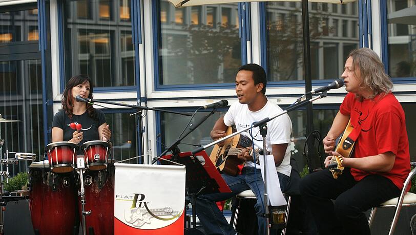 Drei Stimmen, viele Instrumente: Erika Langone, Teguh Arifianto und Martin Mudrich musizieren im Innenhof der Abendzeitung. Drei Stimmen, viele Instrumente: Erika Langone, Teguh Arifianto und Martin Mudrich musizieren im Innenhof der Abendzeitung.