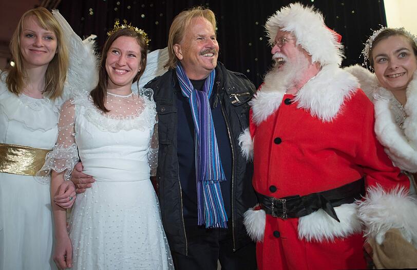 Pose mit Engel und Weihnachtsmann: Frank Zander bei seinem traditionellen Weihnachtsessen für Obdachlose in Berlin.