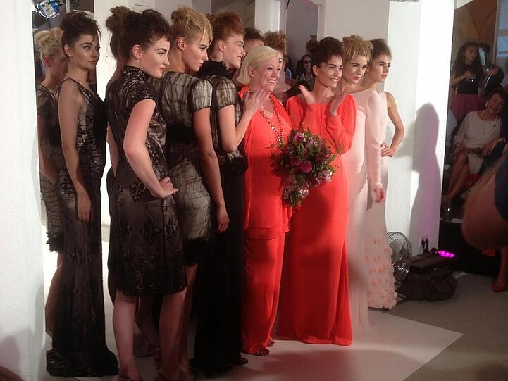 Designerin Susanne Wiebe posiert mit ihren Models. Die besten Bilder von der Eröffnung der "in fashion Munich" in der Bilderstrecke zum Durchklicken.