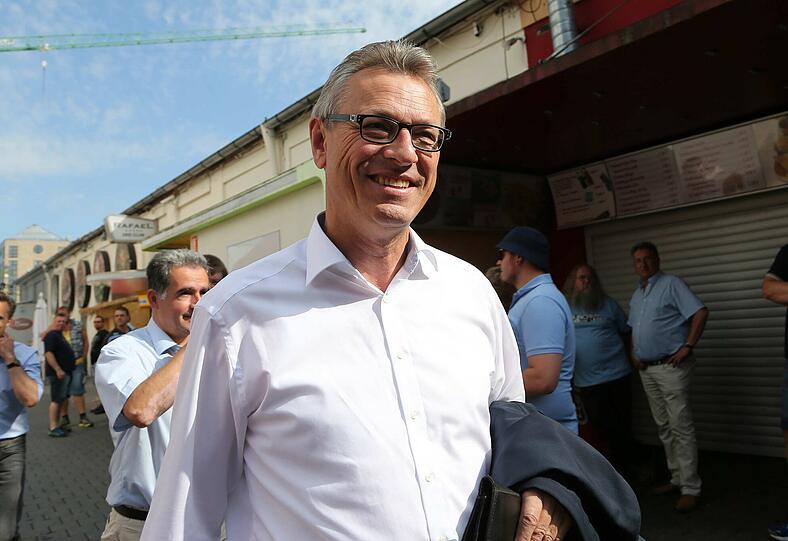 Übergangs-Präsident Sigi Schneider auf dem Weg zur Mitgliederversammlung im Juli.