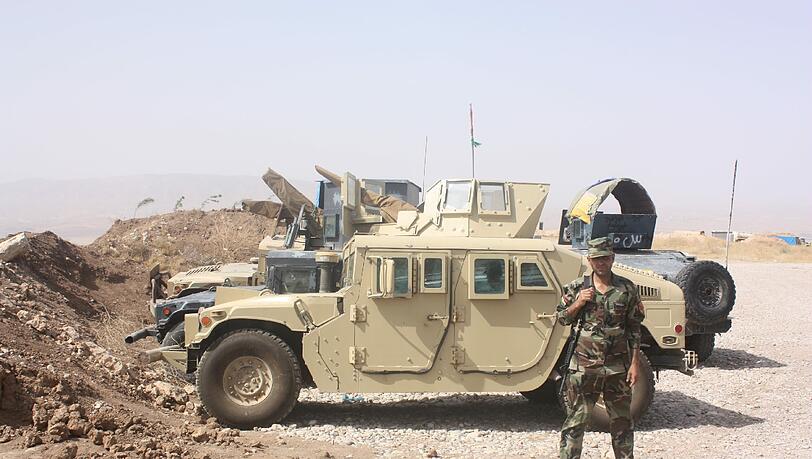 Iraks Kurden sind im Kampf gegen den IS wichtigster Partner des Westens. Die Peschmerga haben viel dazu gelernt. Doch es mangelt an Ausrüstung - eine Waffenlieferung aus Deutschland soll für Unterstützung sorgen. Iraks Kurden sind im Kampf gegen den IS wichtigster Partner des Westens. Die Peschmerga haben viel dazu gelernt. Doch es mangelt an Ausrüstung - eine Waffenlieferung aus Deutschland soll für Unterstützung sorgen.