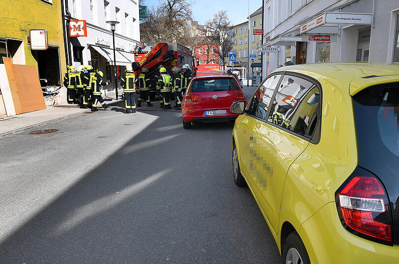 Schrecklicher Unfall in Traunstein: Ein Golf erfasst einen Kinderwagen. Das sechs Monate alte Kind wird verletzt.