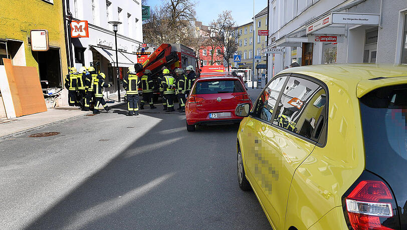 Schrecklicher Unfall in Traunstein: Ein Golf erfasst einen Kinderwagen. Das sechs Monate alte Kind wird verletzt. Schrecklicher Unfall in Traunstein: Ein Golf erfasst einen Kinderwagen. Das sechs Monate alte Kind wird verletzt.