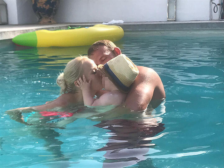 Ibiza: Mario Daser mit seiner Frau und dem kleinen Sohn im Pool einer Luxusfinca