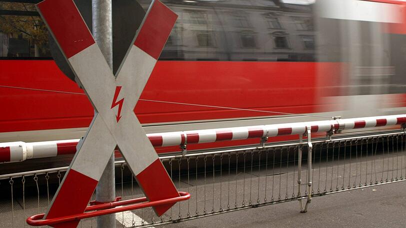 Die betrunkene 29-Jährige saß an einem Bahnübergang in Daglfing zwischen den Gleisen (Symbolfoto).