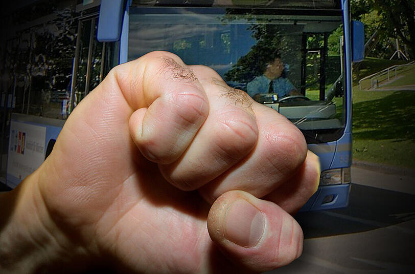 Als Mitfahrer den Frauen zu Hilfe kamen, hagelte es Schläge. (Symbolbild)