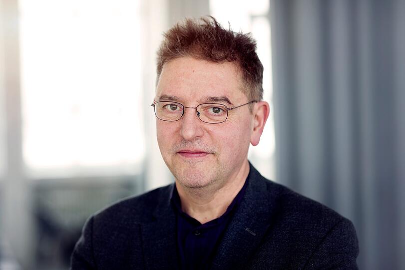 Manos Tsangaris wurde 1956 in Düsseldorf geboren. Er studierte in Köln Schlagzeug und Komposition. Seit 2009 lehrt er in Dresden. 2016 übernahm Tsangaris die künstlerische Leitung der Münchener Biennale gemeinsam mit dem Schweizer Komponisten Daniel Ott