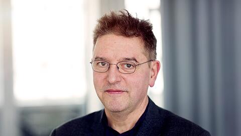 Manos Tsangaris wurde 1956 in Düsseldorf geboren. Er studierte in Köln Schlagzeug und Komposition. Seit 2009 lehrt er in Dresden. 2016 übernahm Tsangaris die künstlerische Leitung der Münchener Biennale gemeinsam mit dem Schweizer Komponisten Daniel Ott