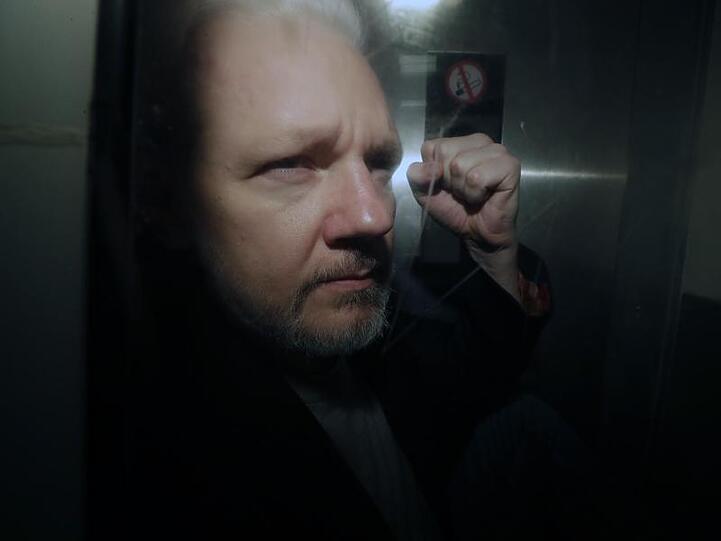 Assange drohen im Fall einer Auslieferung an die USA und einer Verurteilung in allen nun insgesamt 18 Anklagepunkten eine Höchststrafe von insgesamt bis zu 175 Jahren Haft.