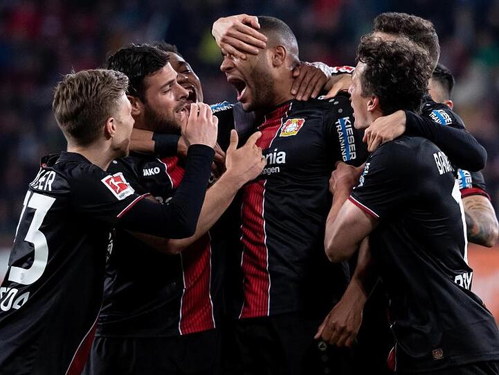 Die Spieler von Bayer Leverkusen feiern das Tor zum 3:1 im Spiel gegen den FC Augsburg.