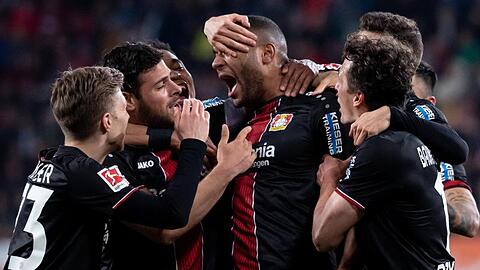 Die Spieler von Bayer Leverkusen feiern das Tor zum 3:1 im Spiel gegen den FC Augsburg.