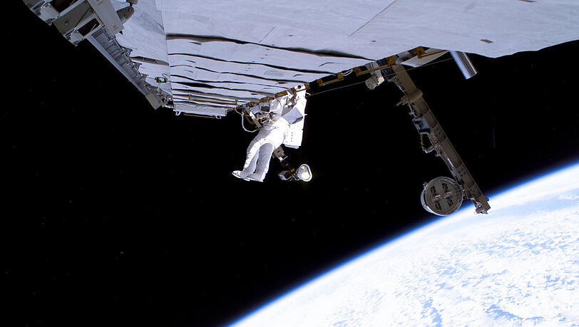 Hier schwebt Astronaut Thomas Reiter bei seinem Außeneinsatz an der ISS - insgesamt dauert dieser fünf Stunden und 54 Minuten. Hier schwebt Astronaut Thomas Reiter bei seinem Außeneinsatz an der ISS - insgesamt dauert dieser fünf Stunden und 54 Minuten.