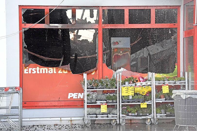 Die Feuerwehr konnte ein Abbrennen des Supermarktes nicht verhindern. Die Bilder vom Einsatzort.