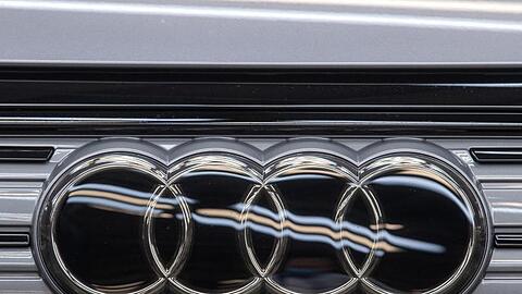 Das Audi Logo ist auf einem Audi zu sehen.