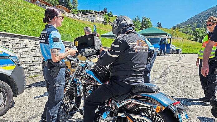 Die Polizei kontrolliert einen Motorradfahrer. Haufenweise getunte Maschinen sind auf der Roßfeld-Panoramastraße unterwegs.