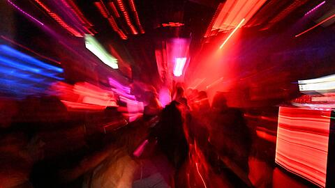 Lichter, Tanzen, Rausch - mitten in der Nacht: G&auml;ste tanzen in einem Club - hier in M&uuml;nchen. (Archivbild)