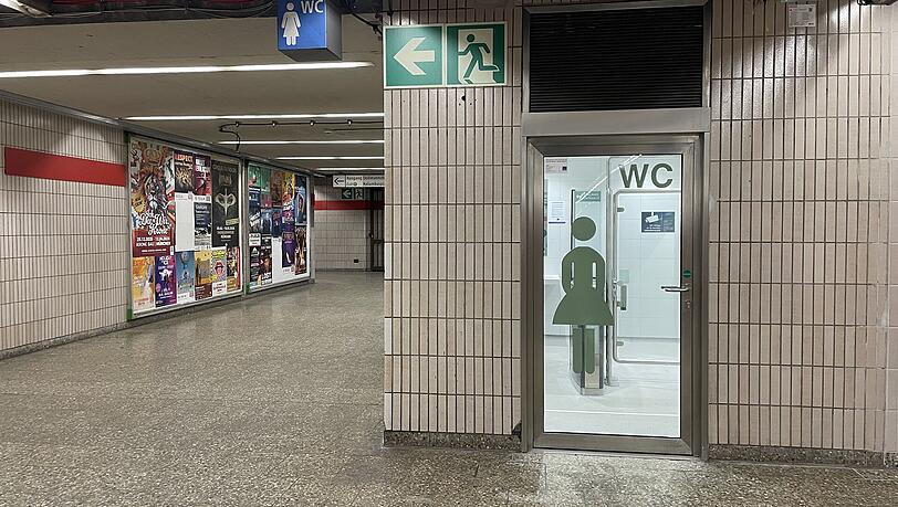 Bei &Uuml;berpr&uuml;fung durch die AZ-Reporterin geschlossen: das sanierte WC am U-Bahnhof Kolumbusplatz.