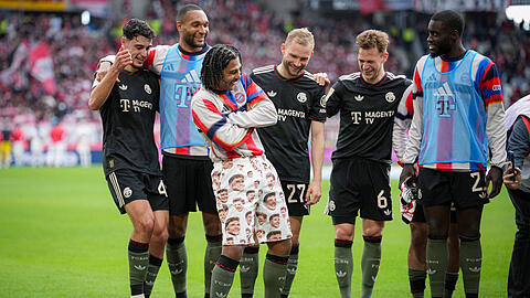 Nach dem 3:2-Sieg gegen Freiburg f&auml;llt Serge Gnabry mit einer au&szlig;ergew&ouml;hnlichen Hose auf.