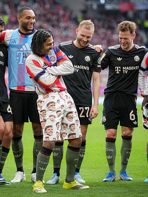 Nach dem 3:2-Sieg gegen Freiburg f&auml;llt Serge Gnabry mit einer au&szlig;ergew&ouml;hnlichen Hose auf.